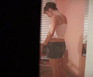 Bir adam bir şantiyede mastürbasyon yapan genç bir kızı hard porno grup görür ve kıçını diker