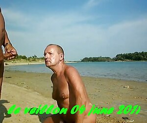 Seksi bir güzellik, anında iki deliğiyle denemek isteyen bir erkek hard ğorno penisini gösterir.